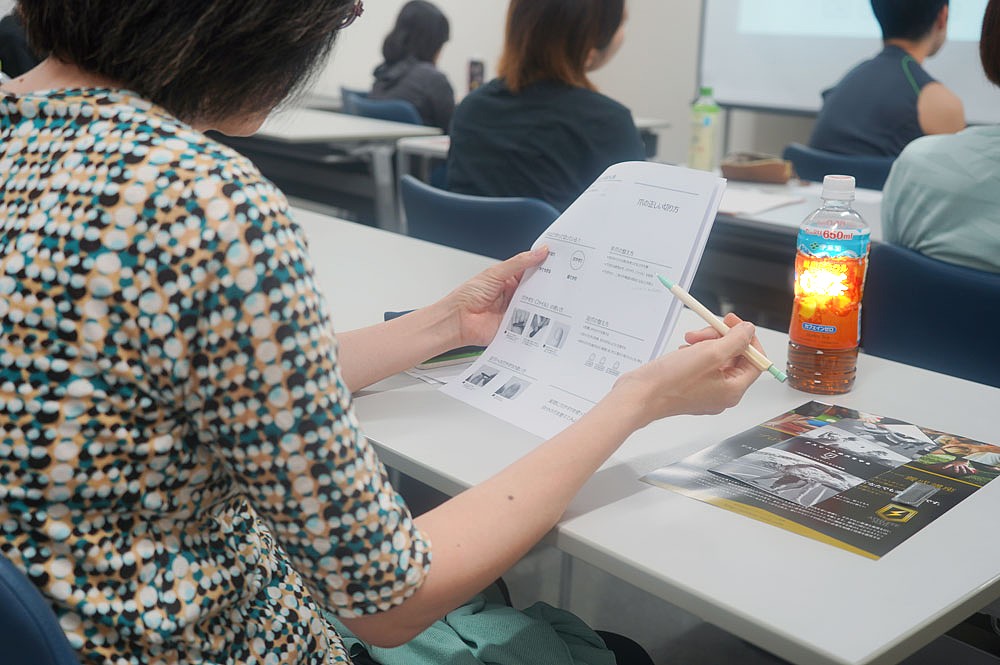熱心に資料を読む参加者