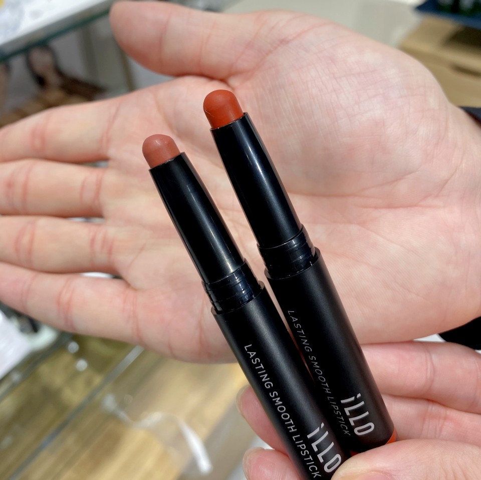 ラスティング スムース リップスティック 全2色 各1,600円(税別)/iLLO
