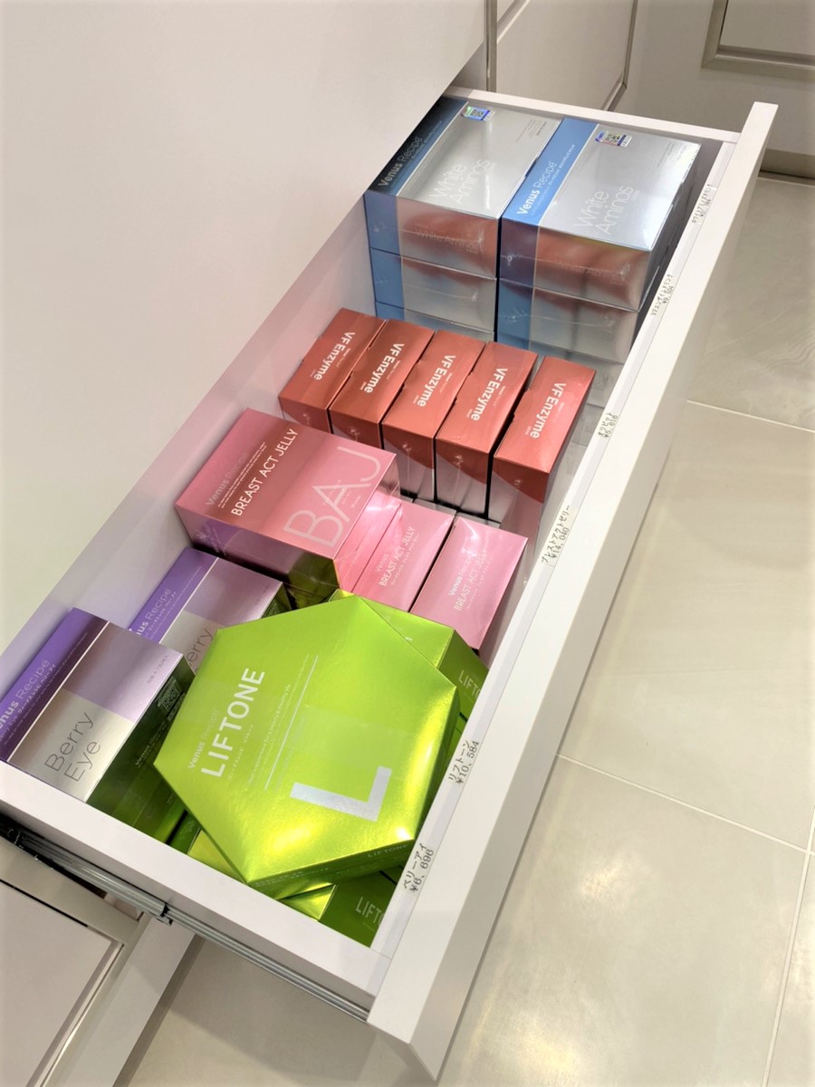 インナーケアはインバウンドにも大人気。メタリックなパッケージが可愛いと評判です(パッケージや容器は全て社内でデザインしているのだそう!ルシエル ド ローブやAGteoryなど、ラインでイメージが全然違うけれど、全部カッコいいのはそういった理由なんですね)