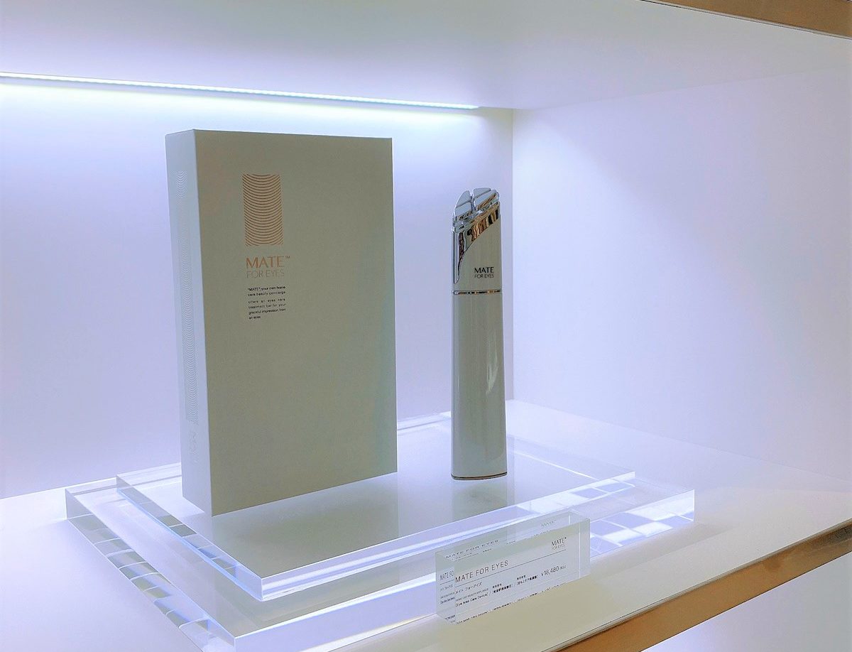 メイト フォーアイズ 18,480円(税込) 低周波電流による角質層への美容液浸透と、温熱RFのW機能を搭載。温熱RFにより、目もとまわりを優しく温めながら、 低周波電流により美容液の角質層までの浸透を促す。口もとやフェイスラインにも使用可能