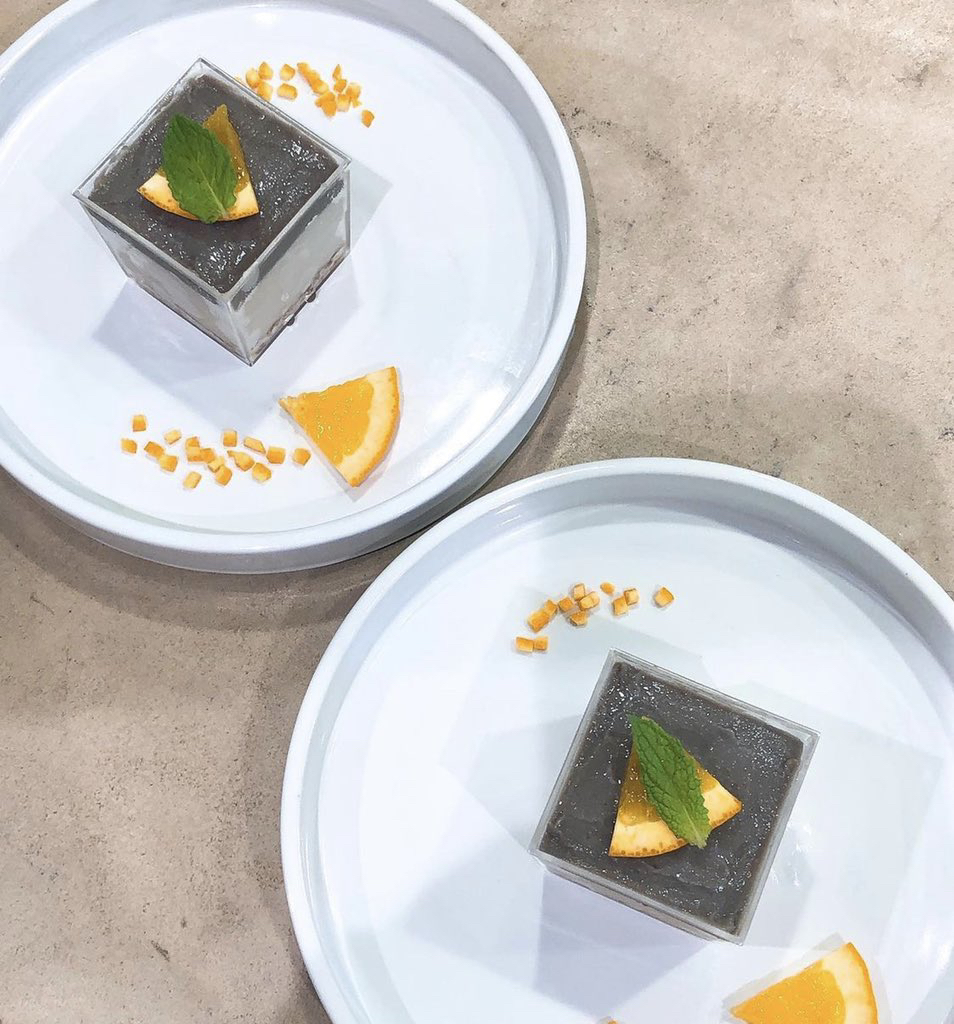 ヴィーガン黒麹玄米甘酒のレアチーズケーキ 2個入り (黒玄米甘酒の甘酒ソース付き)¥ 1,313