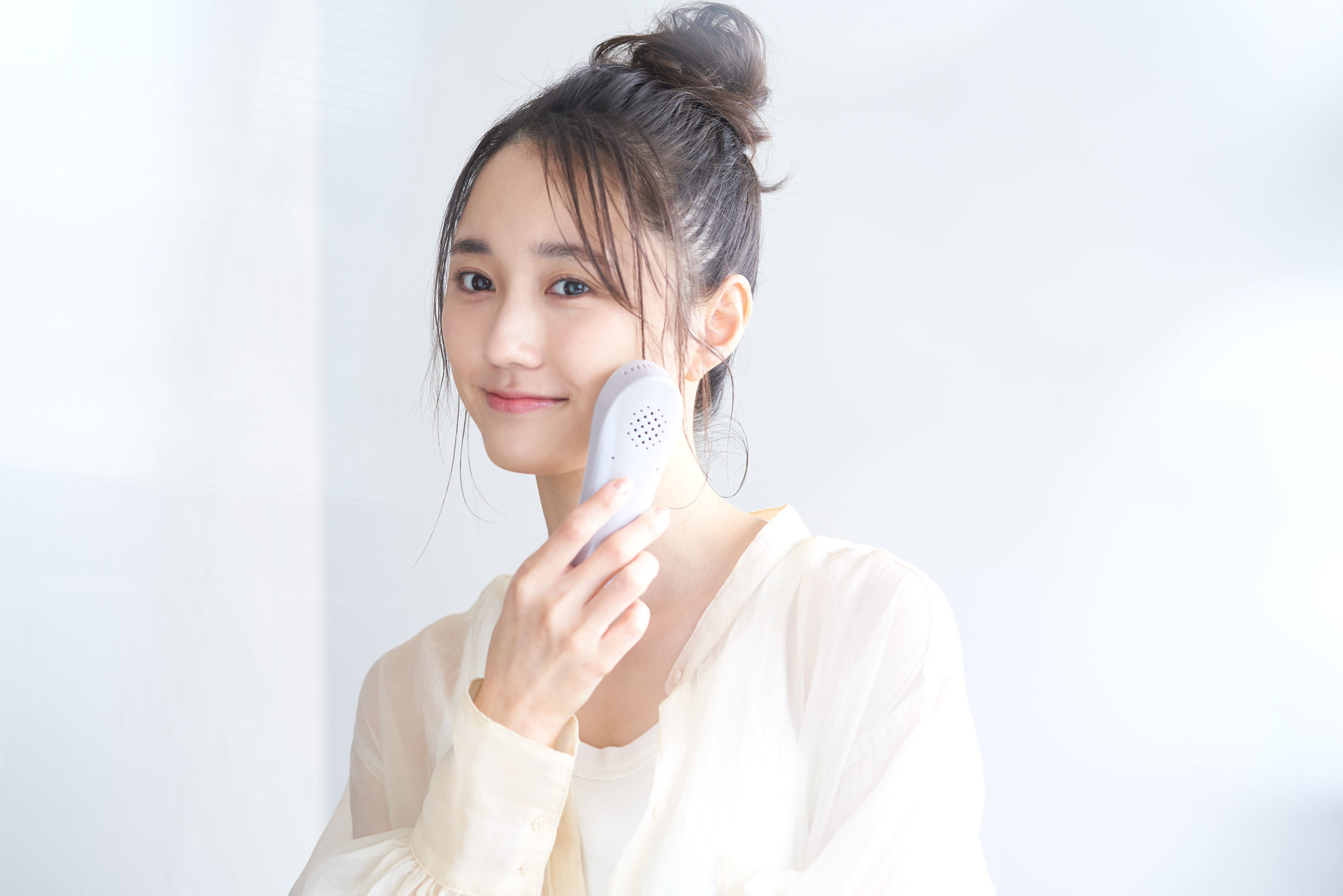 美容家電ライン 〇リセットブラシ 1,650円　〇フェイスクレンジングブラシ　1,100円 〇ヘッドブラシ 2,750円 〇フェイスシェーバー 1,100円　〇ホットアイラッシュカーラー 1,100円 〇ホット＆クールフェイスケア 3,850円 〇LEDライトミラー 2,200円