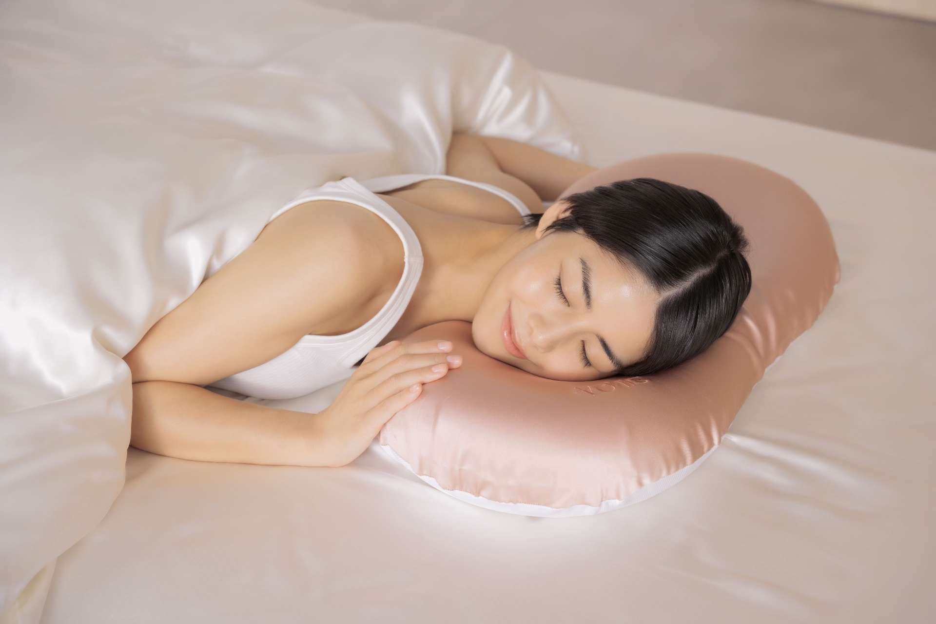 ナイトキャップと枕がドッキングした夜のヘアケア「シルクセラムピロー