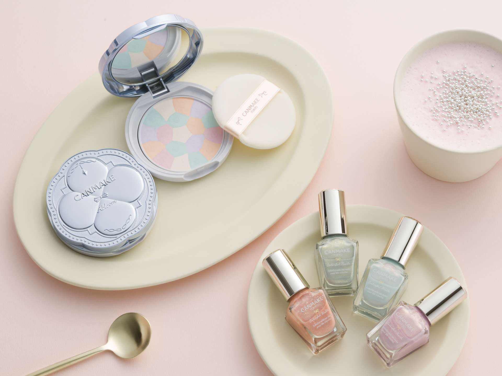 キャンメイク　イルミネイティングフィニッシュパウダー ～Abloom～