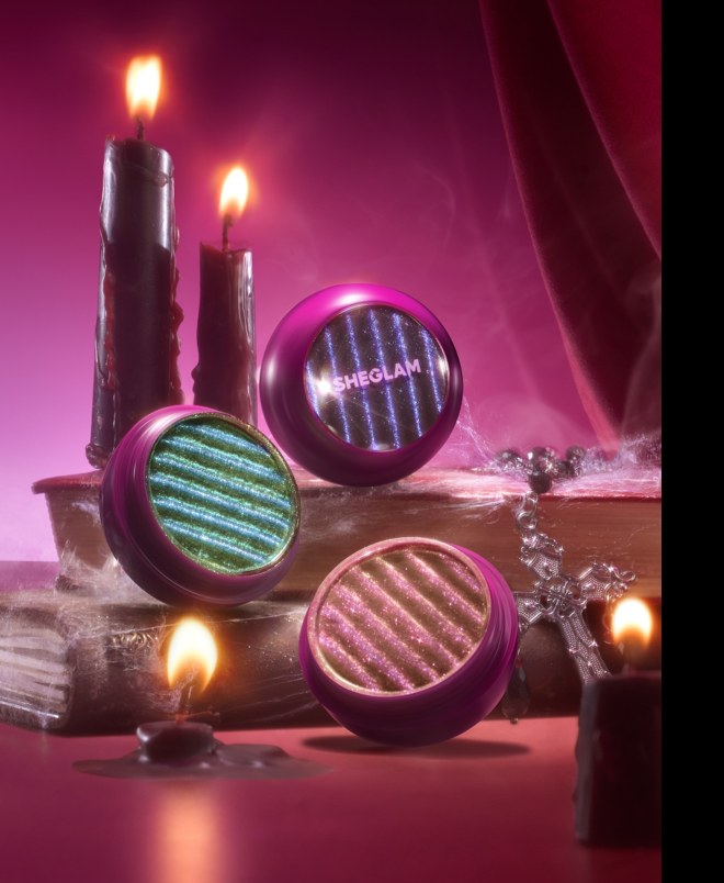 Dark Romantasy Duochrome Eyeshadow（ダークロマンタシー デュオクロム アイシャドウ）